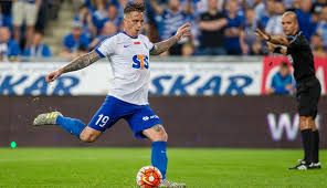 福登调侃小球迷：要这么多签名是不要拿去卖，赚了钱分我一半